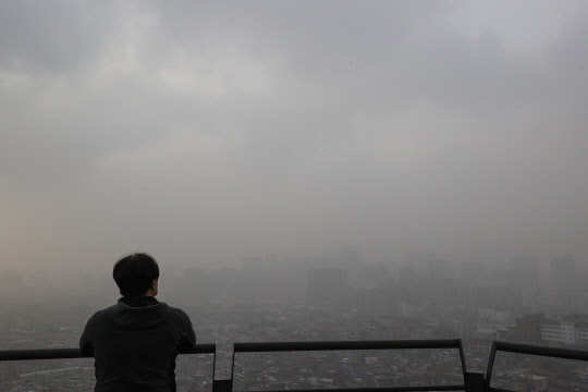 서울지역에 황사 경보가 내려진 29일 오전 서울 종로구 인왕산에서 바라본 서울 시내가 황사로 인해 분간하기 힘들 정도로 뿌연 모습이다. 연합뉴스